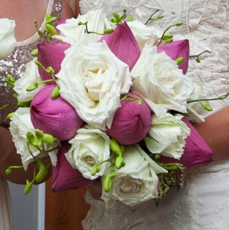 Букет лотосов купить. Свадебный букет с лотосом. Bridal Bouquet Lotos. Свадебные букеты лотосов. Букет невесты из лотосов.