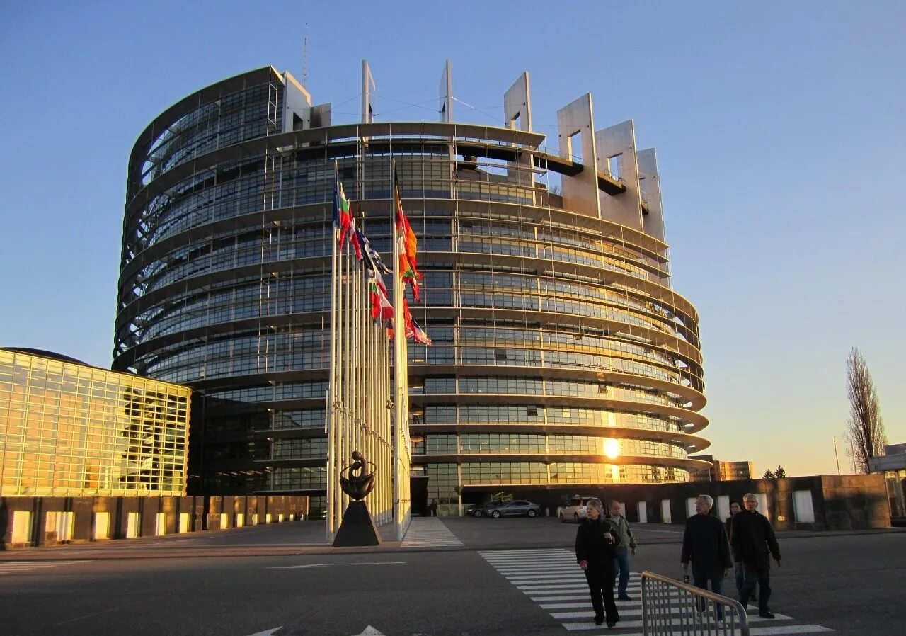 Европейский союз штаб квартира в брюсселе. Здание еэс. Здание евросоюза в страсбурге. Европейский парламент страсбург. Здание еэс.