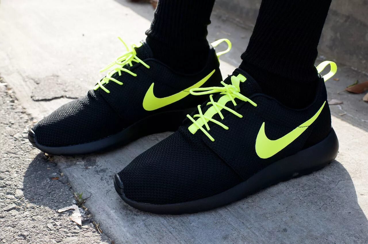 Найки черные Nike Run. Nike Air Force React Black Neon 1. Nike Black Neon. Nike Roshe Run мужские черные.