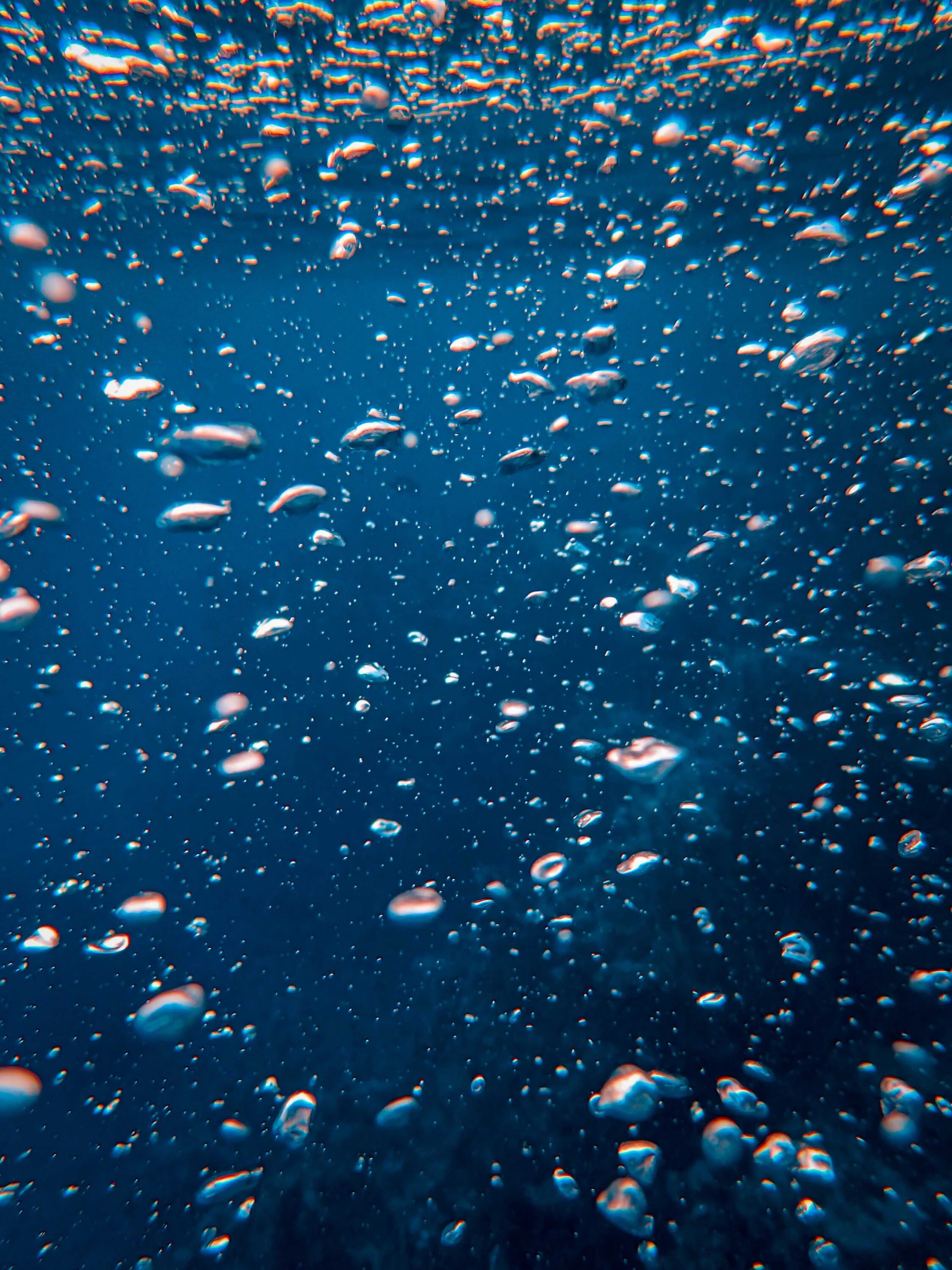 Пузыри под водой. Под водой. Вода фон. Море.