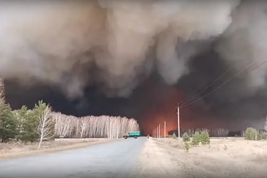 Пожар в д лесная. Пожар в Черлаке Омской области 16.04.2022. Пожары в Сибири 2022. Лагерь Юбилейный Черлакский район. Лесные пожары в Омской области.