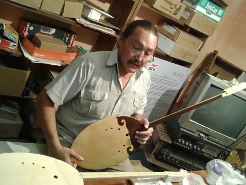 мастера народных инструментов. мастерская сереброва инструменты. музей музыкальных инструментов. мастера народных инструментов. русский народный инструмент трещотка.