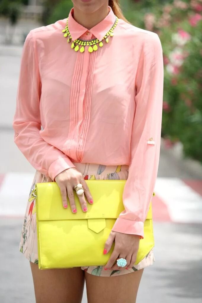 Бледный желто розовый. Яркие аксессуары в одежде. Блузка пастельных тонов. Яркие цвета в одежде. Яркая одежда для женщин.