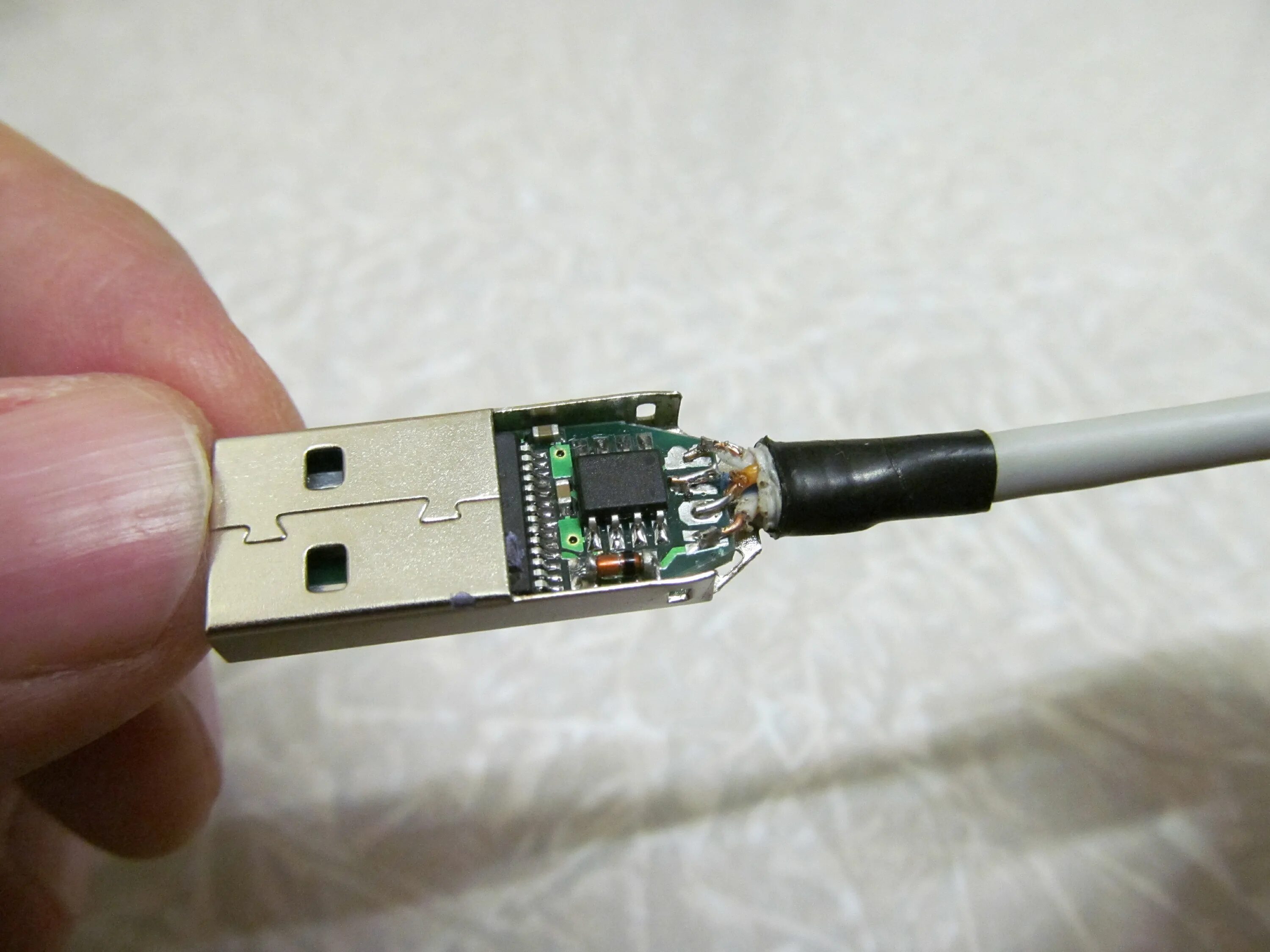 Как припаять микро. USB гнездо спаять USB гнездом. Микро юсб провод внутри. Пайка проводов на микро юсб. Паяльник ts100 провод юсб.
