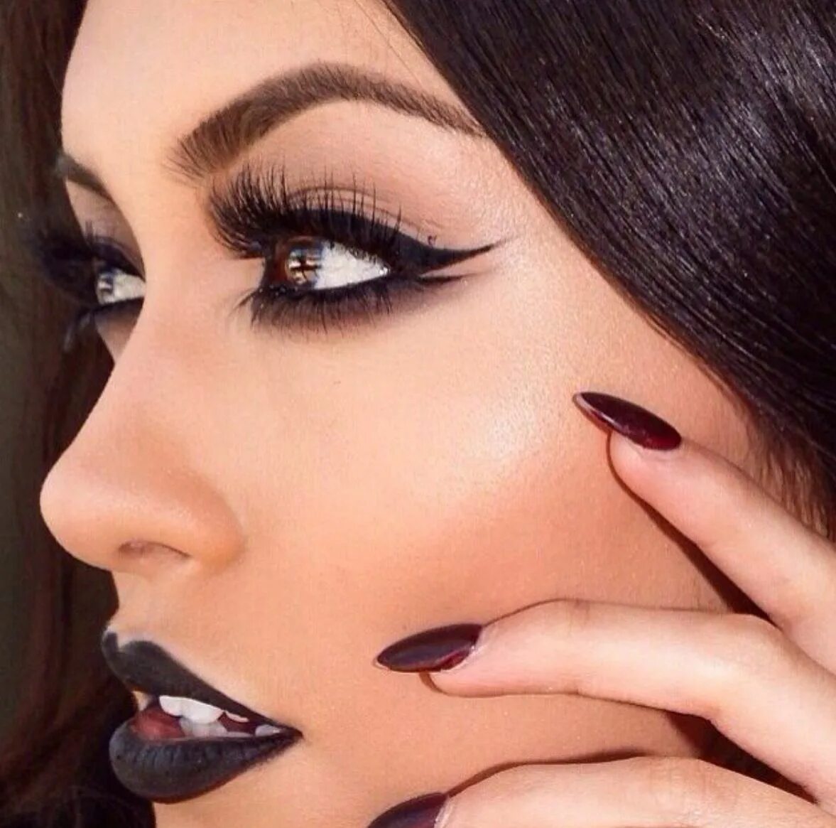Dark make up
