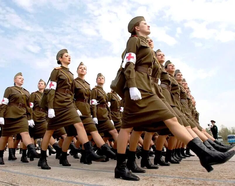 С праздником женщин военнослужащих. С 23 февраля женщине. 23 Февраля военнообязанные женщины медики. С днем защитника Отечества женщине.