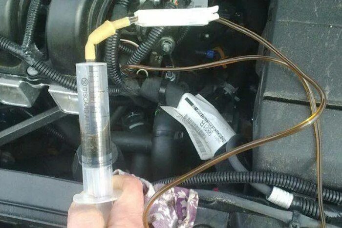 Перелив масла. Мотор 112 щуп уровень масла. Перелив масла в двигатель. Перелил масло что делать. Уровень масла в двигателе.