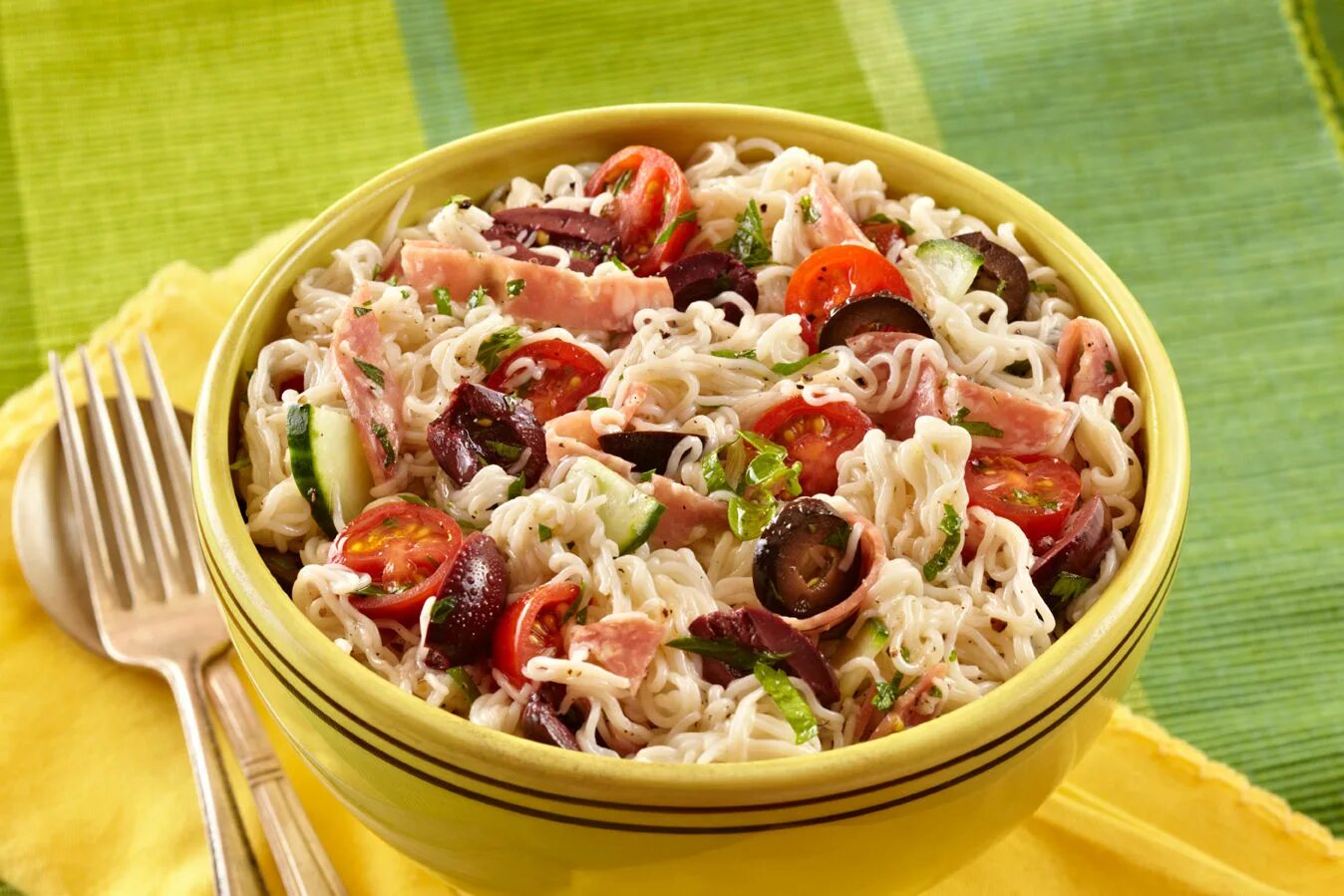 Рецепты салатов с вермишелью быстрого. Рецепты салатов с вермишелью быстрого. Салат из лапши роллтон с колбасой. Салат соевая лапша. Салат с лапшой быстрого приготовления.