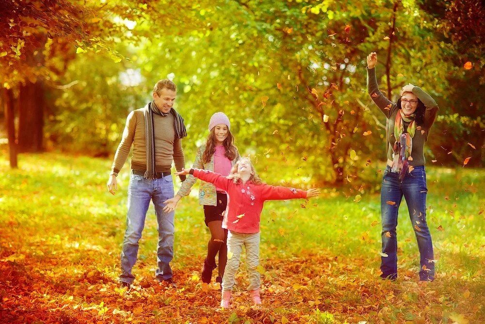 Прогулка в лесу. Семья на прогулке в парке. Прогулка в парке осень семья. Прогулка в парке осенью.