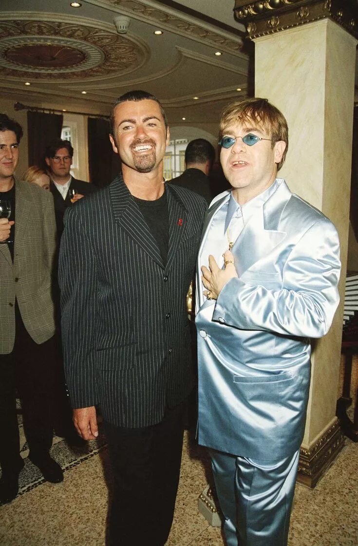George michael and elton john. Made in england элтон джон. George michael and elton john. Элтон джон джордж. Элтон джон и джордж харрисон.