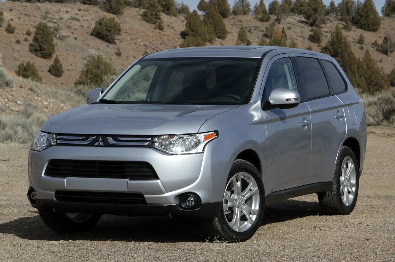 Mitsubishi Outlander 2014. Митсубиши Аутлендер 2014. Мицубиси Аутлендер 3. Митсубиси Аутлендер 3 2014 года.