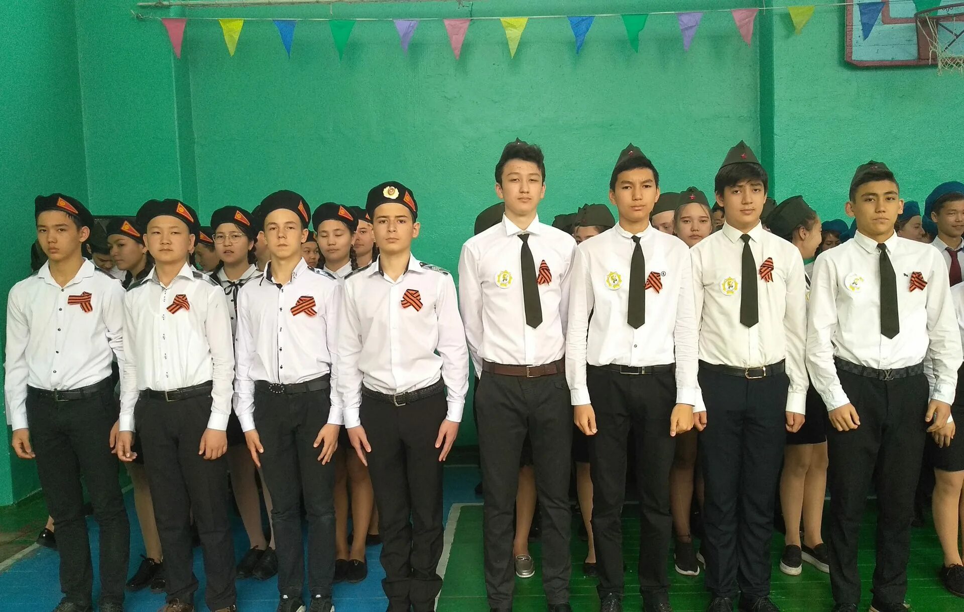 Смотр строя и песни в школе. Форма на смотр строя. Школа 7 мценск. Смотр строя костюмы. Школьный строевой смотр.