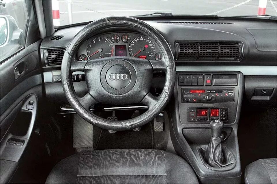 Ауди а4 б5 1.8 купить. Audi a4 b5 1997 Interior. Audi a4 b5 1995 салон. Audi a6 c4 1994. Ауди а6 1997 с4.