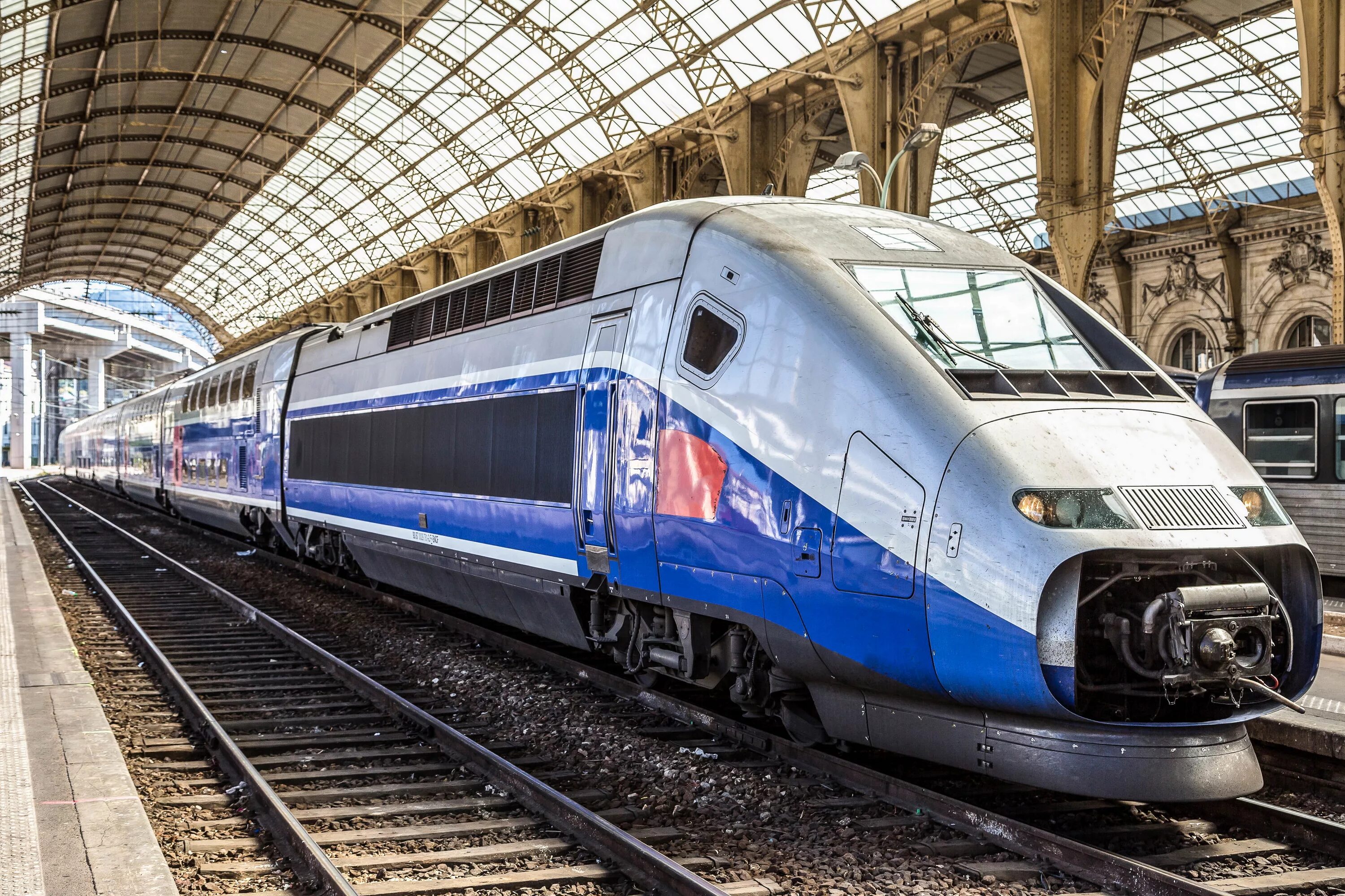 SNCF France поезд. TVG поезд. Поезд Париж Лион. Скоростной поезд Париж Лион.