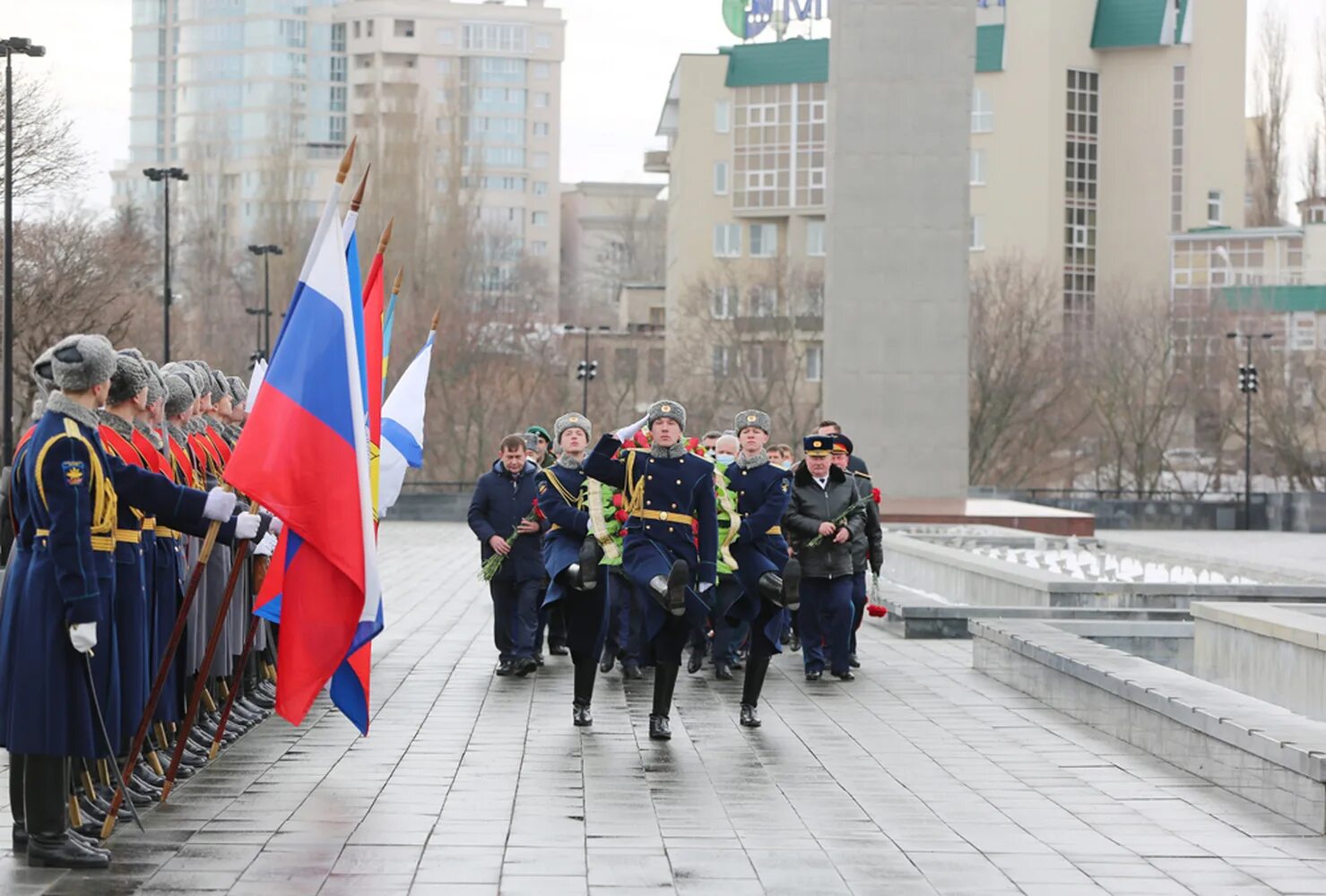 22 июня воронеж. Воронеж возложение венков 22 февраля 2022. Возложение венков к могиле неизвестного солдата. Могила неизвестного солдата Воронеж. Возложение цветов к могиле неизвестного солдата 23 февраля.