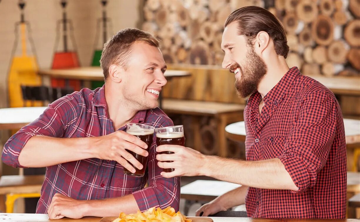 Мужчина за столом. Разговор мужчин за столом. Двое мужчин беседуют. Два мужика за столом. Два мужика за столом.