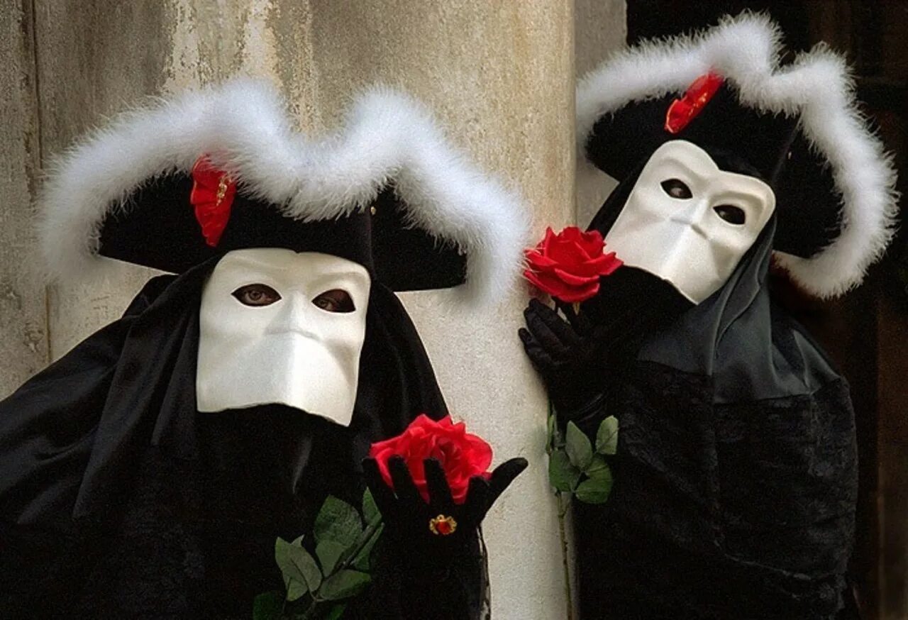 Маска вендетта гай фокса. Маска подлеца. Человек в театральной маске. Гай фокс портрет. Венеция маски карнавал баута.