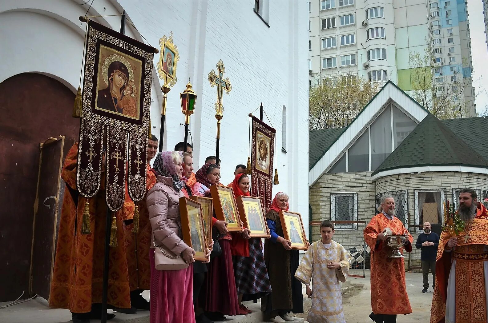 Ермоген зюзино. Храм Ермогена в Зюзино. Храм святителя Ермогена Ташкент. Храм жен мироносиц Калуга. Храм св. мученика Ермогена в Чертанове.