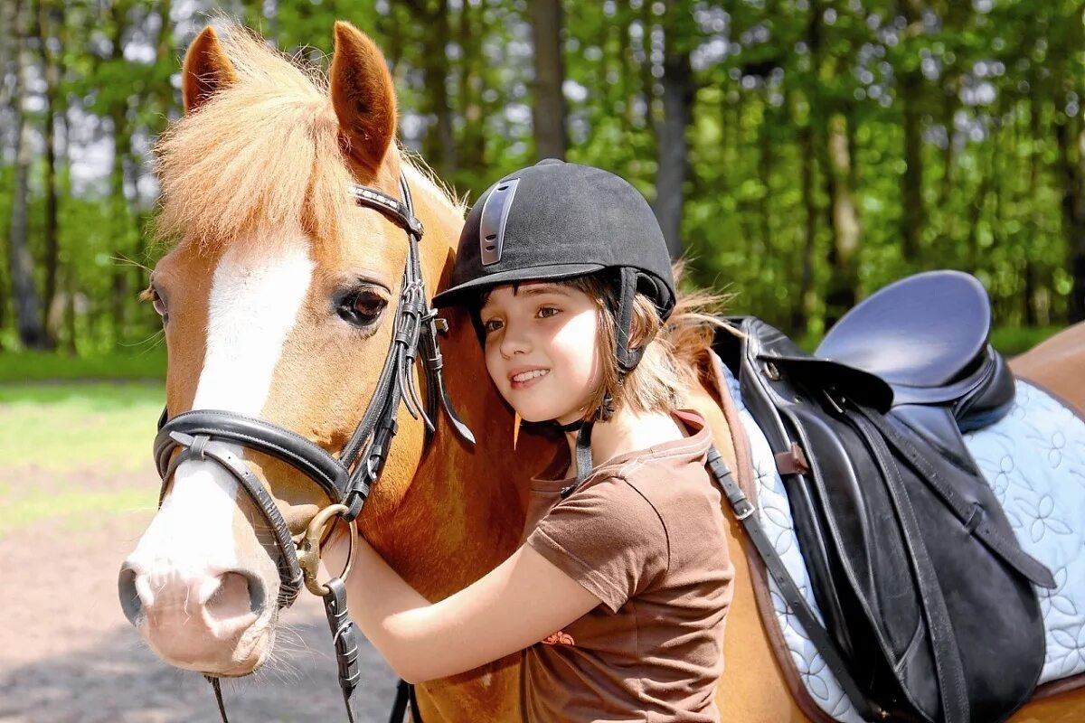 Horse kids. Прогулка на лошадях. Кататься на лошади. Верховая езда. Девочка катается на лошади.