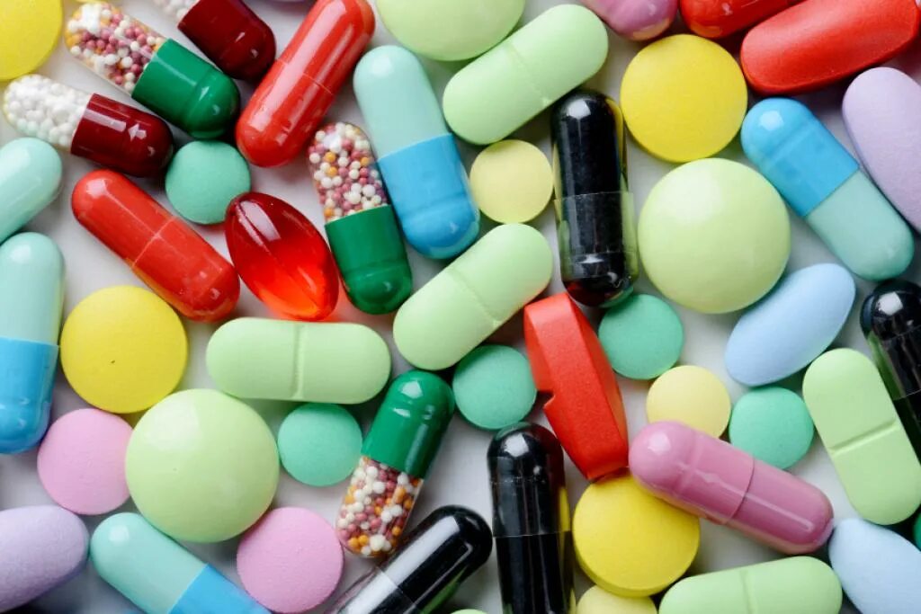 Цветные таблетки. Антибиотики картинки. Картинки разнообразие антибиотиков. Современные антибиотики картинки. Как называется разноцветные таблетки