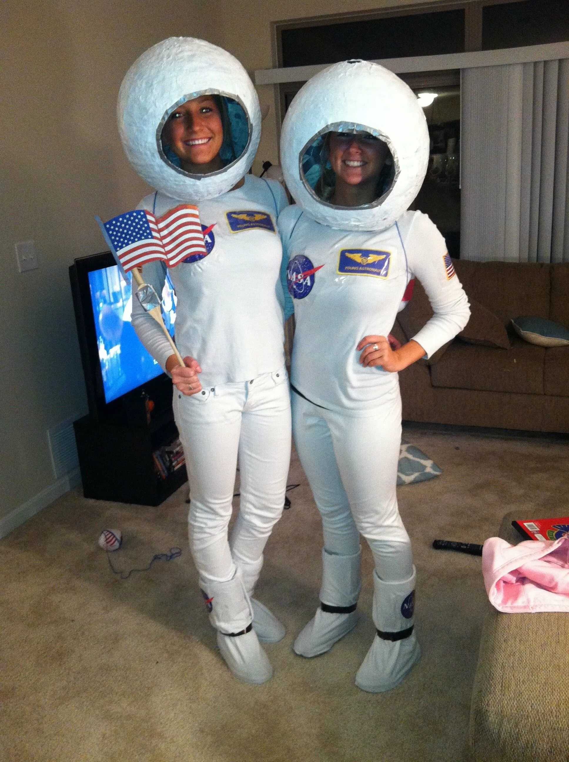Костюм космонавта для девочки. Космический костюм. Девушка в костюме Космонавта. Костюм Космонавта. Космический костюм женский.