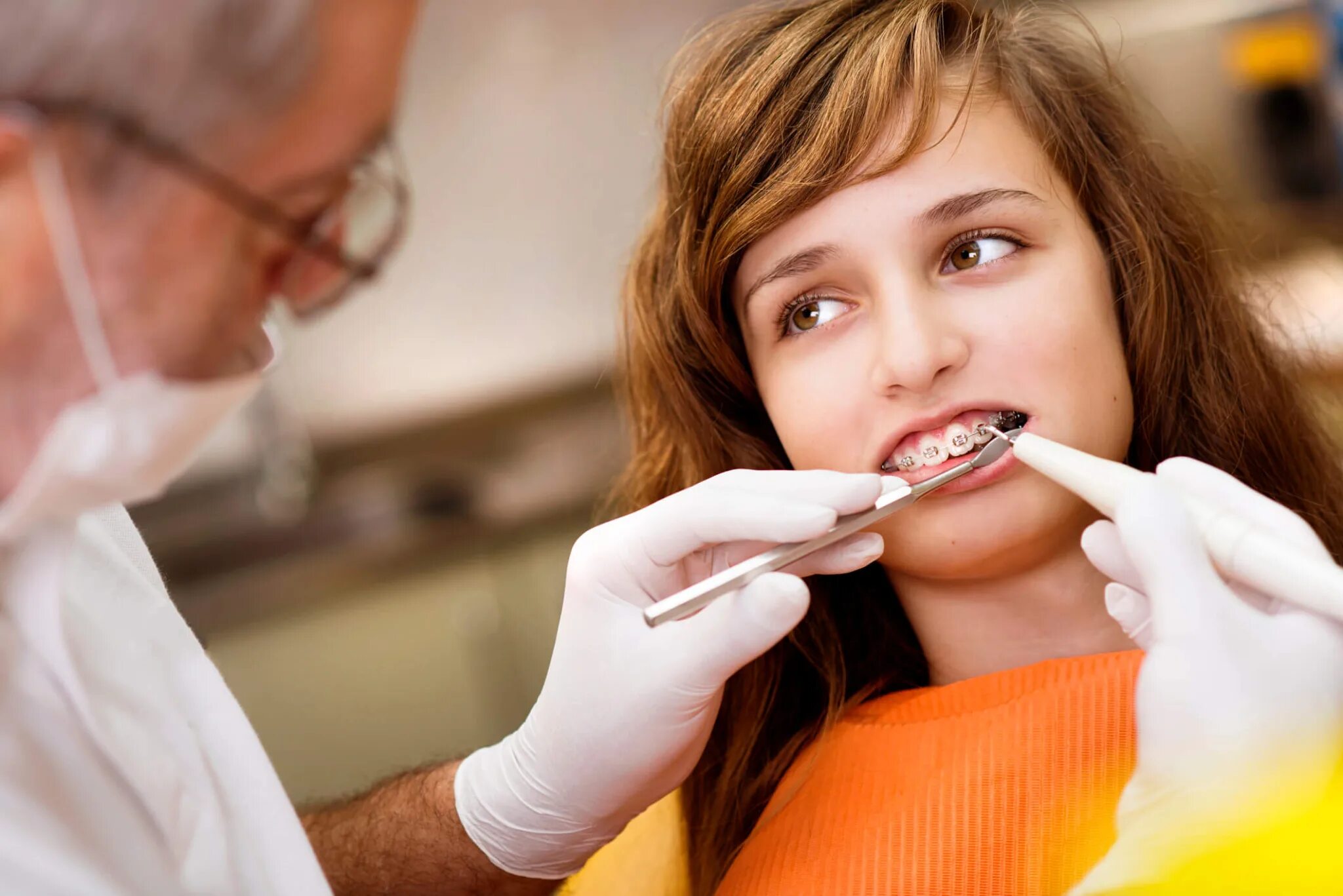 Какой врач проводит чистку зубов. Стоматолог ортодонт. Стоматология брекеты. Ортодонтия в стоматологии. Девушка с брекетами у стоматолога.