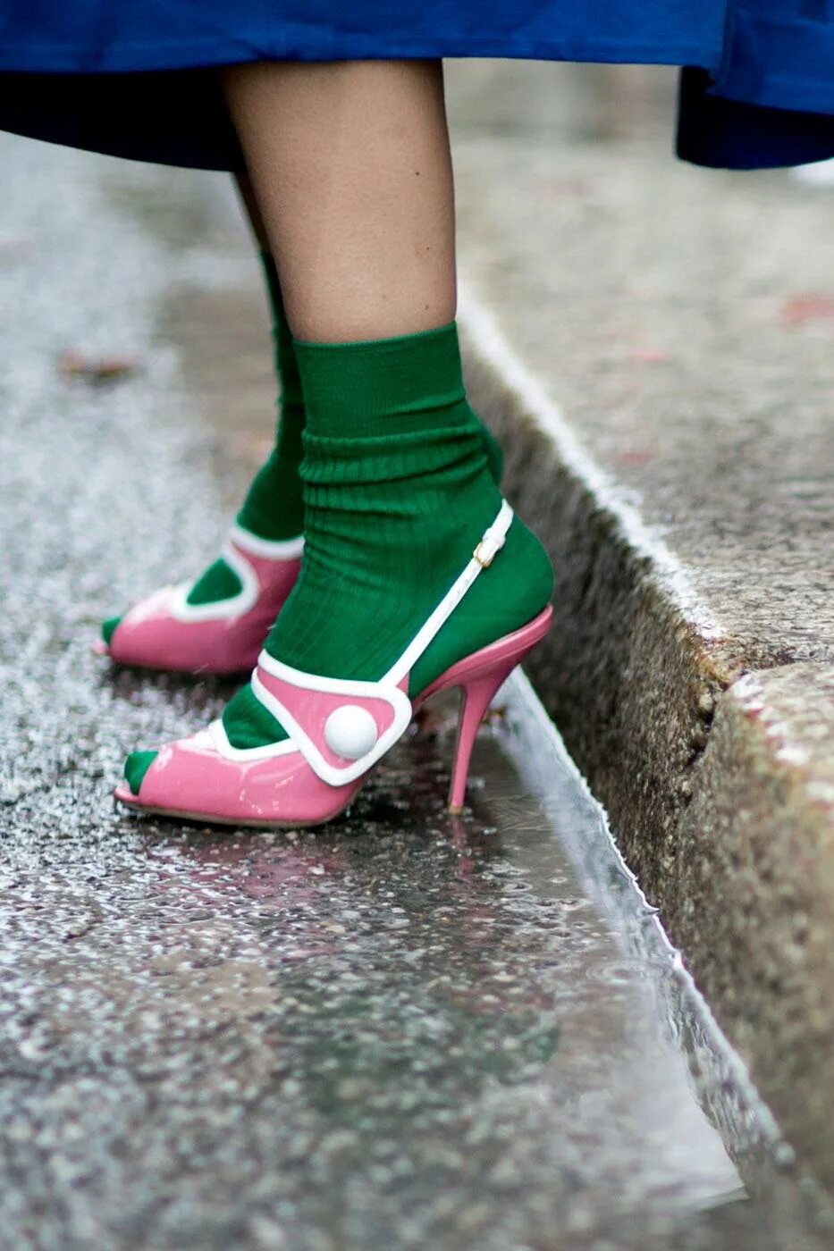 Капроновые носки с босоножками. Туфли с носочками. Туфли с носками. Туфли с носочками. Носки с туфлями.