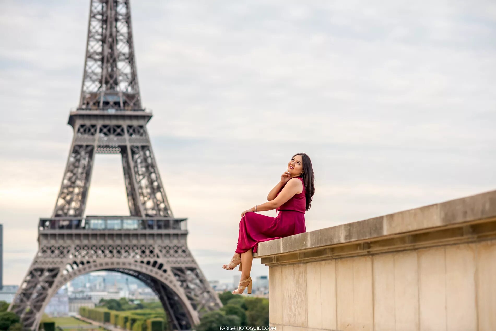 Фотосессия в Париже. Париж люди. Возле Эйфелевой башни. Лавка на фоне Эйфелевой башни.