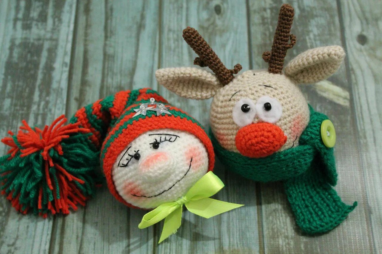 вязание крючком игрушки. вязание крючком новые игрушки. вязаные елочные игрушки. елочные игрушки крючком. елка с вязанымиигршками.