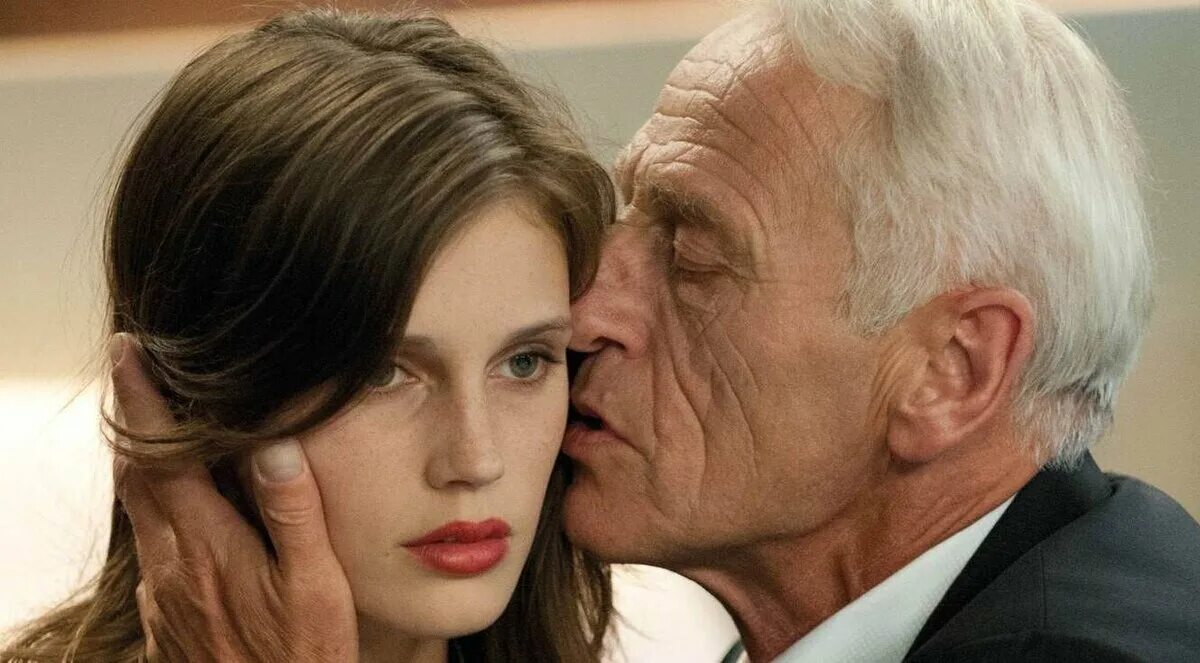 мужчина и женщина обнимаются. романтическая фотосессия на природе. красивые пары. молодыми девочками любовью. влюбленный взгляд девушки.