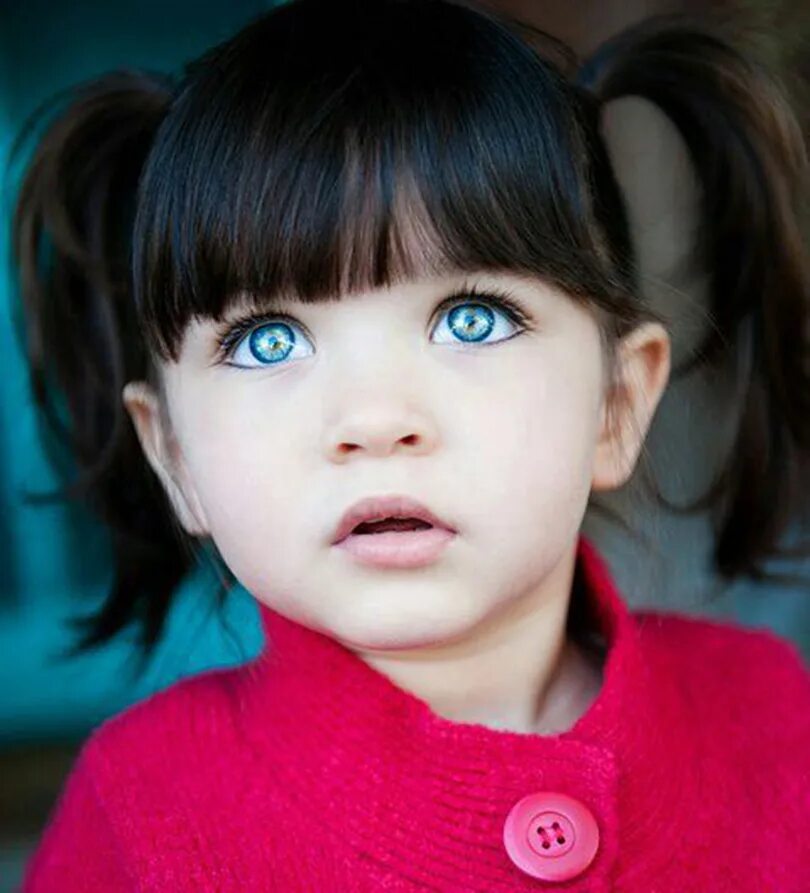 Маленькие дети с черными волосами. Девочка с голубыми глазами. Дети с голубыми глазами. Голубоглазая девочка. Темноволосые дети.