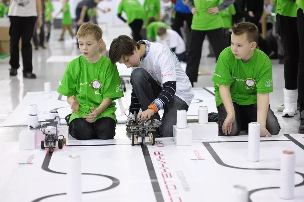 Состязание роботов. Состязание роботов. Соревнования по робототехнике. Чемпионат robocup. Состязание роботов.