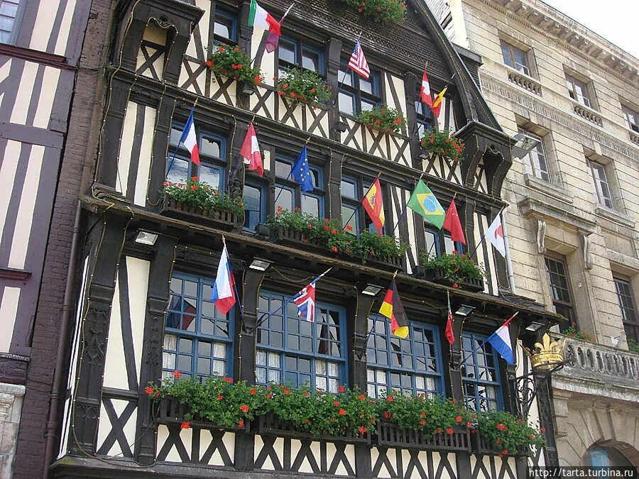 Руан Франция. Рынок в Руане, Франция. Руан дом с флагами. Дом Atkinsona Rouen.