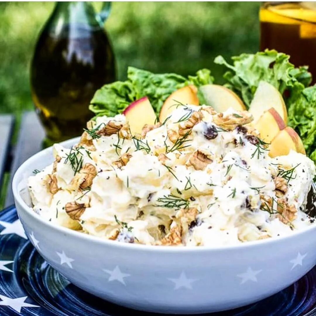 салат вальдорф американские. салат с яблоками и куриной грудкой. салат с ананасом и яблоком. салат сельдерей яблоко ананас. салат курица картошка яблоко.