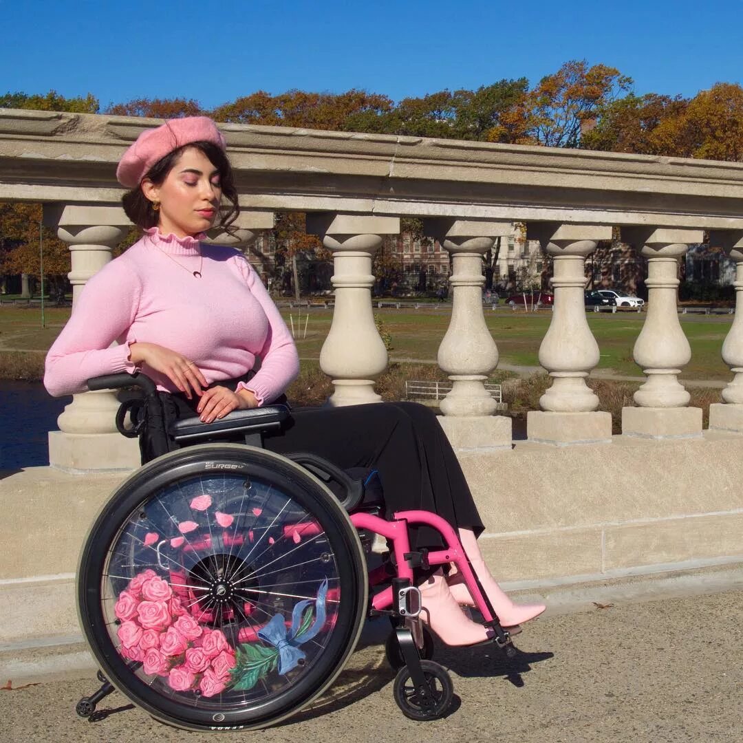 Девушка инвалид на коляске. Девушка инвалид на коляске. Девушка в инвалидной коляске. Девушка на инволидном коляски. Девушка с коляской.