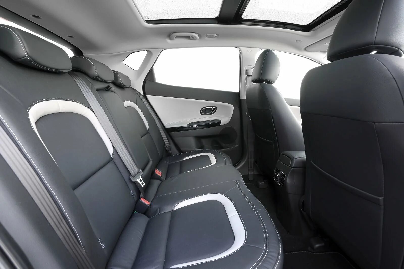 Хэтчбек внутри. Kia ceed хэтчбек салон. kia ceed 2013 универсал салон.