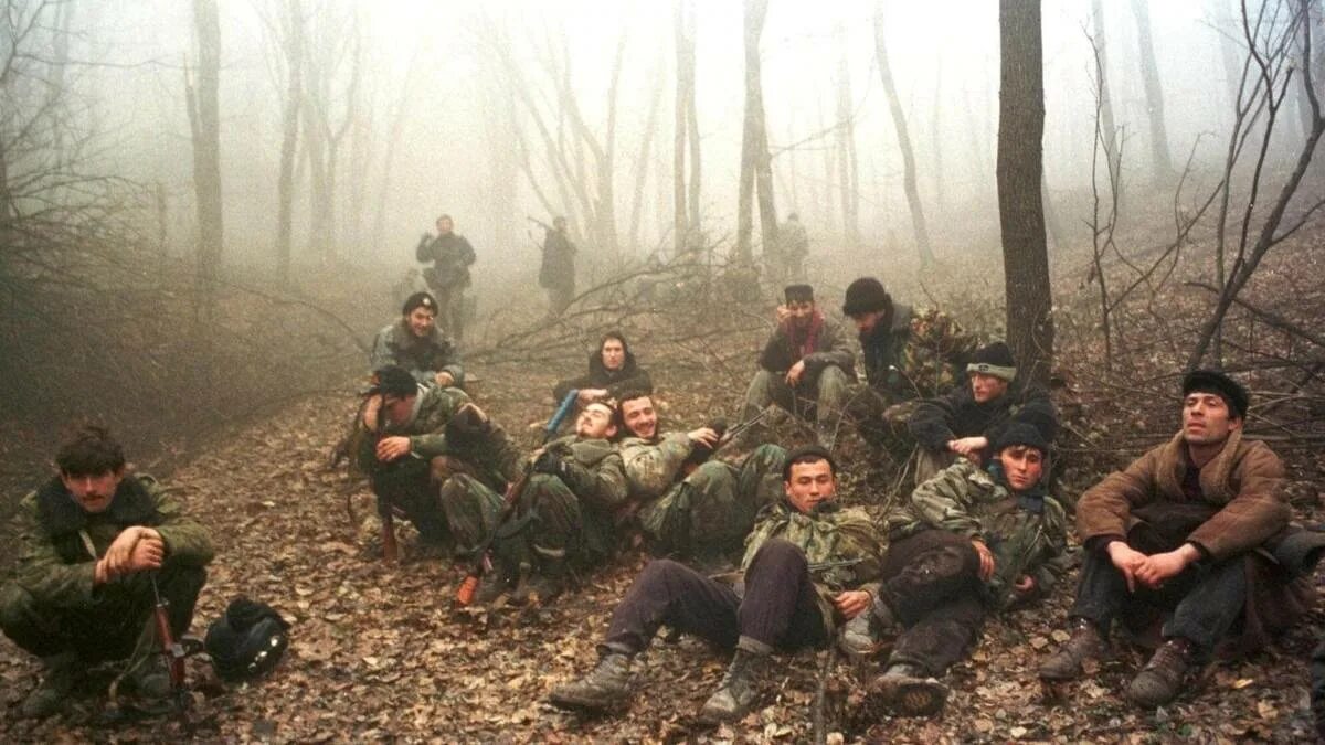 Бойцы в окружении. Боевики в Чечне 1995 в лесу. Боевики Хаттаба и Басаева в Аргунское ущелье.