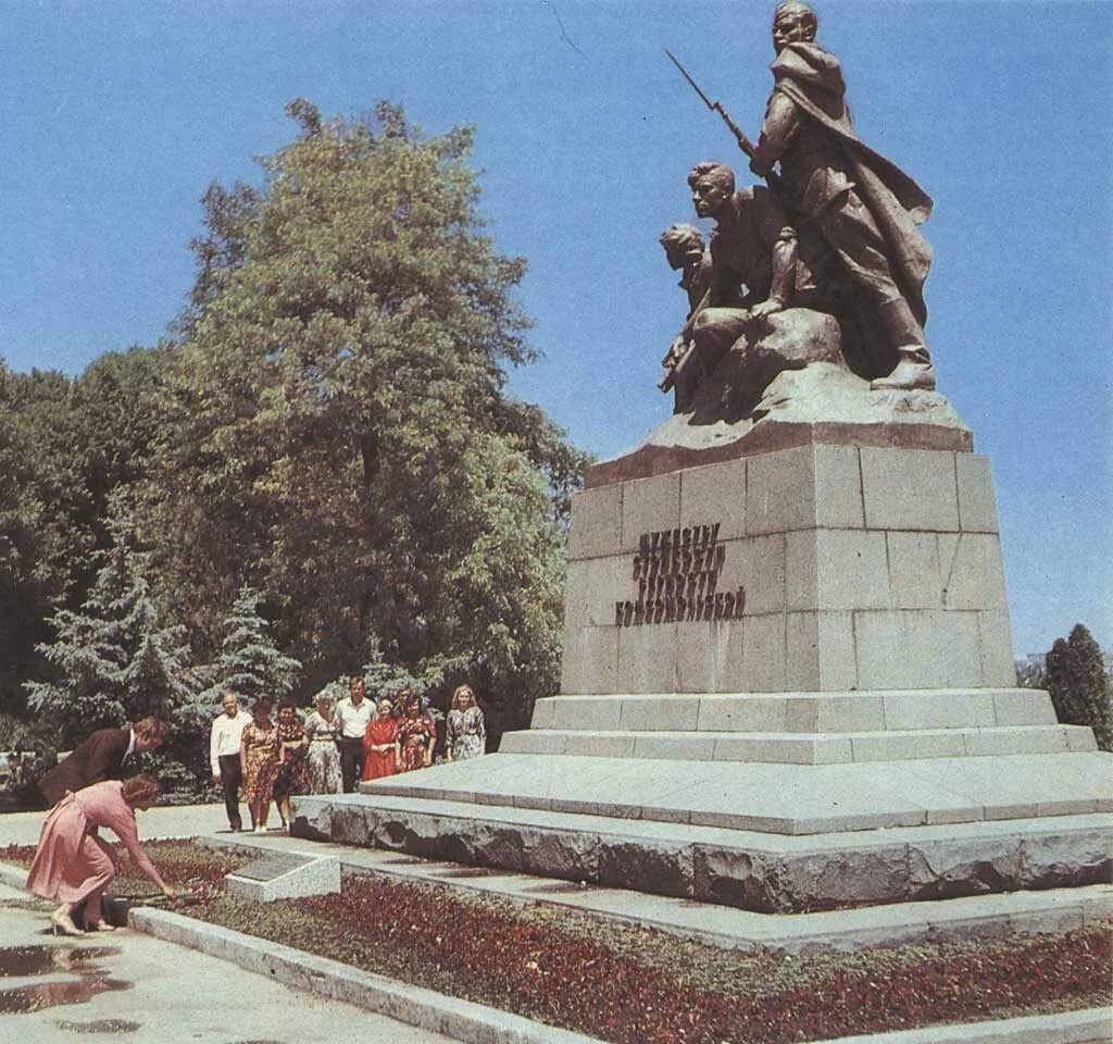 Памятник стойкости. Памятник героям комсомольцам севастополь. памятник мужеству стойкости верности комсомольской севастополь. севастополь памятник защитникам севастополя. севастополь памятник мужеству комсомольской.