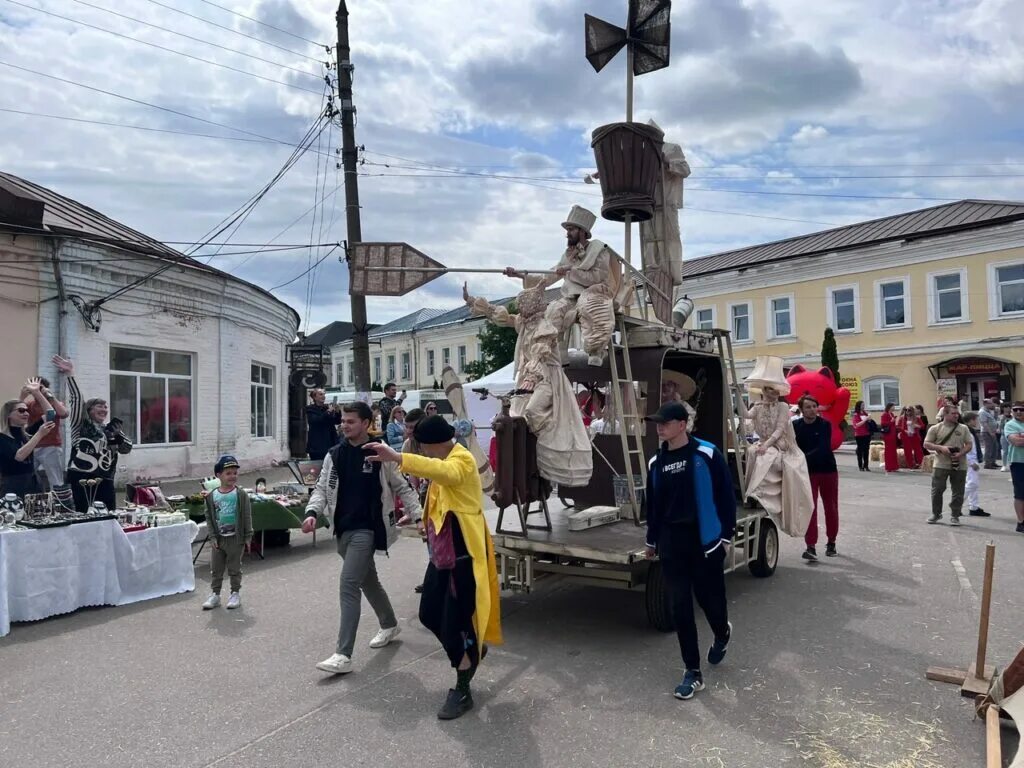 Таруса петухи гуси. Петухи и гуси в городе тарусе фестиваль. праздник в городе. таруса город. город таруса старые улицы.
