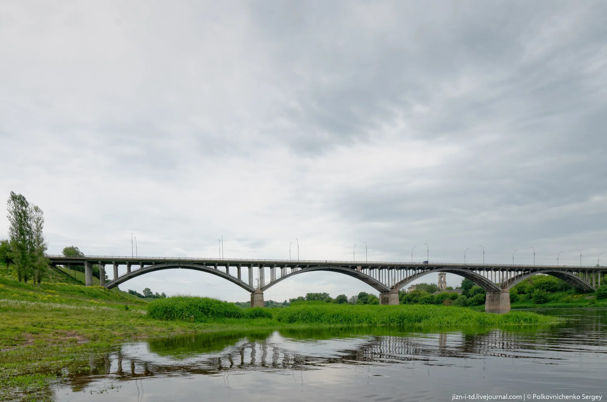 Б окрестность. Старица Волга мосты. Мост с боку город Старица. Старица вид с моста. Старица Тобола Курган рядом с мостом.