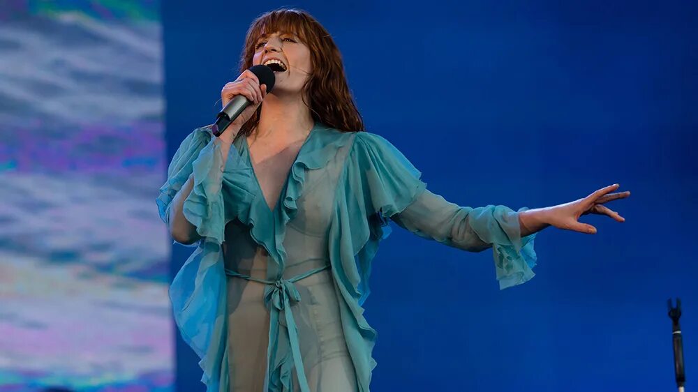 Florence the machine dog days are. Florence the Machine. Флоренс певица. Florence + the Machine 2022 Dance Fever. Florence and Machine album 2022.