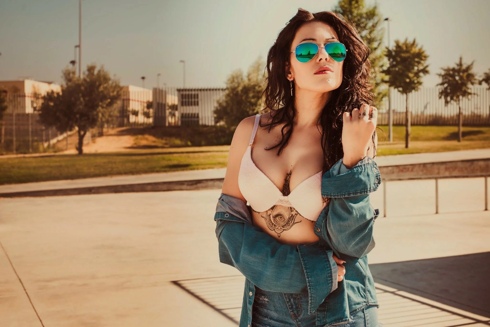 Девушка с тату без лифчика. Девушка танцует в клубе арт. Dj ramezz. Келли харт диджей. Девушка диджей.