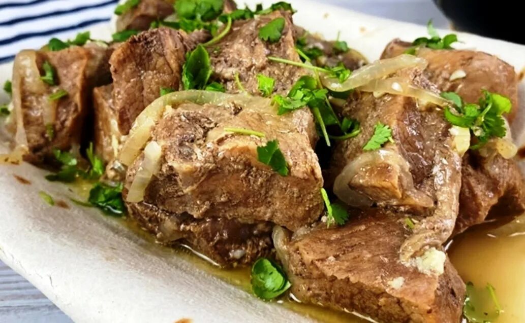 Мясо по кремлевски из говядины. Говядина с овощами в мультиварке. Свинина тушеная с луком и морковью. Мясо по кремлевски из говядины. Мясо по кремлевски.