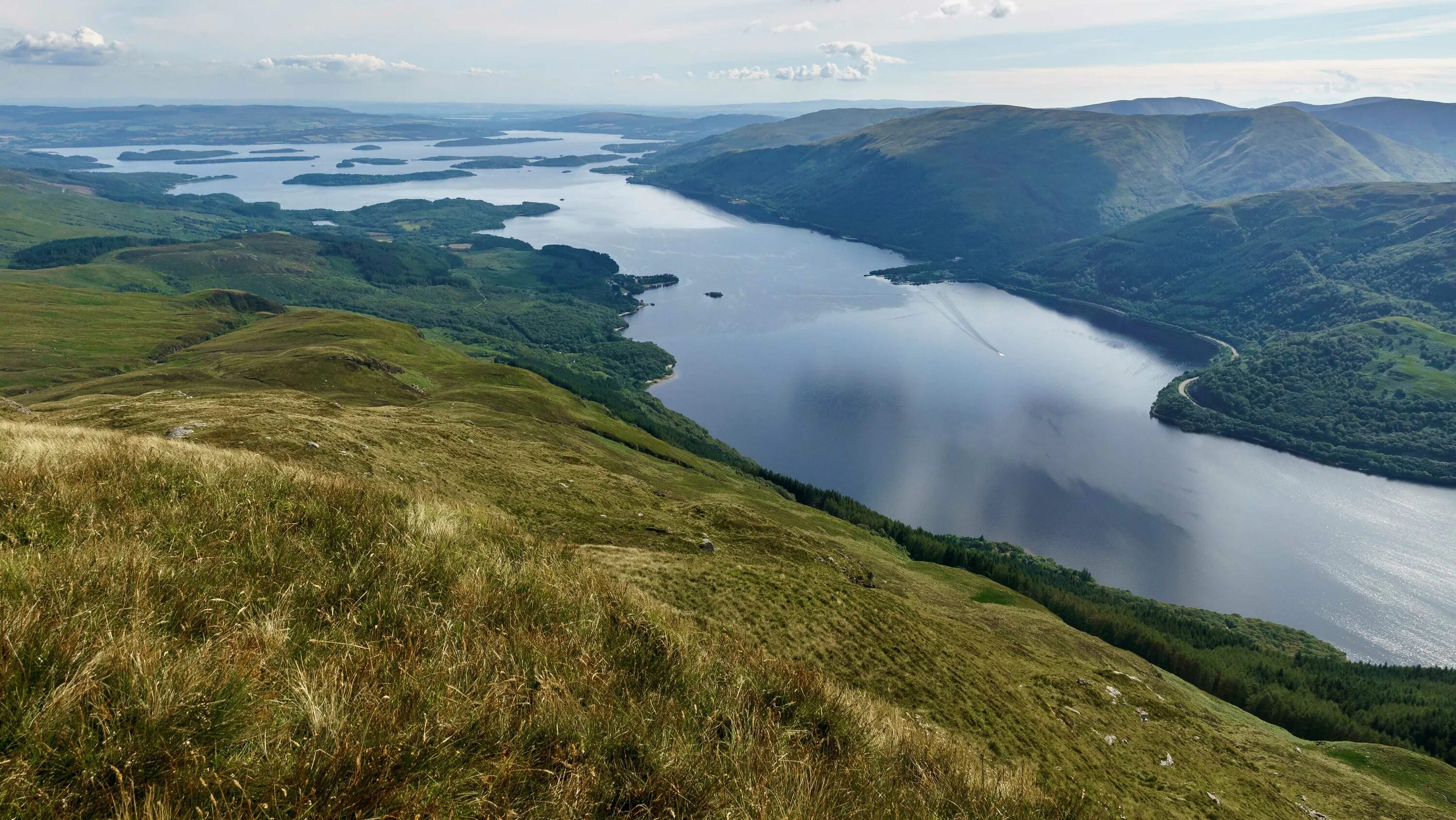 Шотландия озеро Loch Lomond. Озеро лох ломонд. Лох ломонд река. Лох-ломонд и Троссахс парк Шотландии.