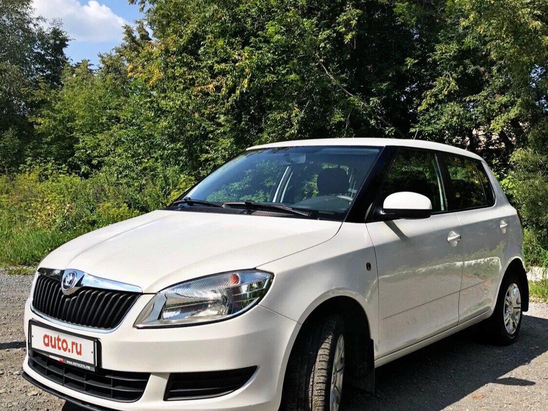 Шкода фабия купить в москве. Skoda Fabia 2 White. Шкода Фабия 2 белая. Шкода Фабия 1.2 белая. Шкода Фабия хэтчбек белая.