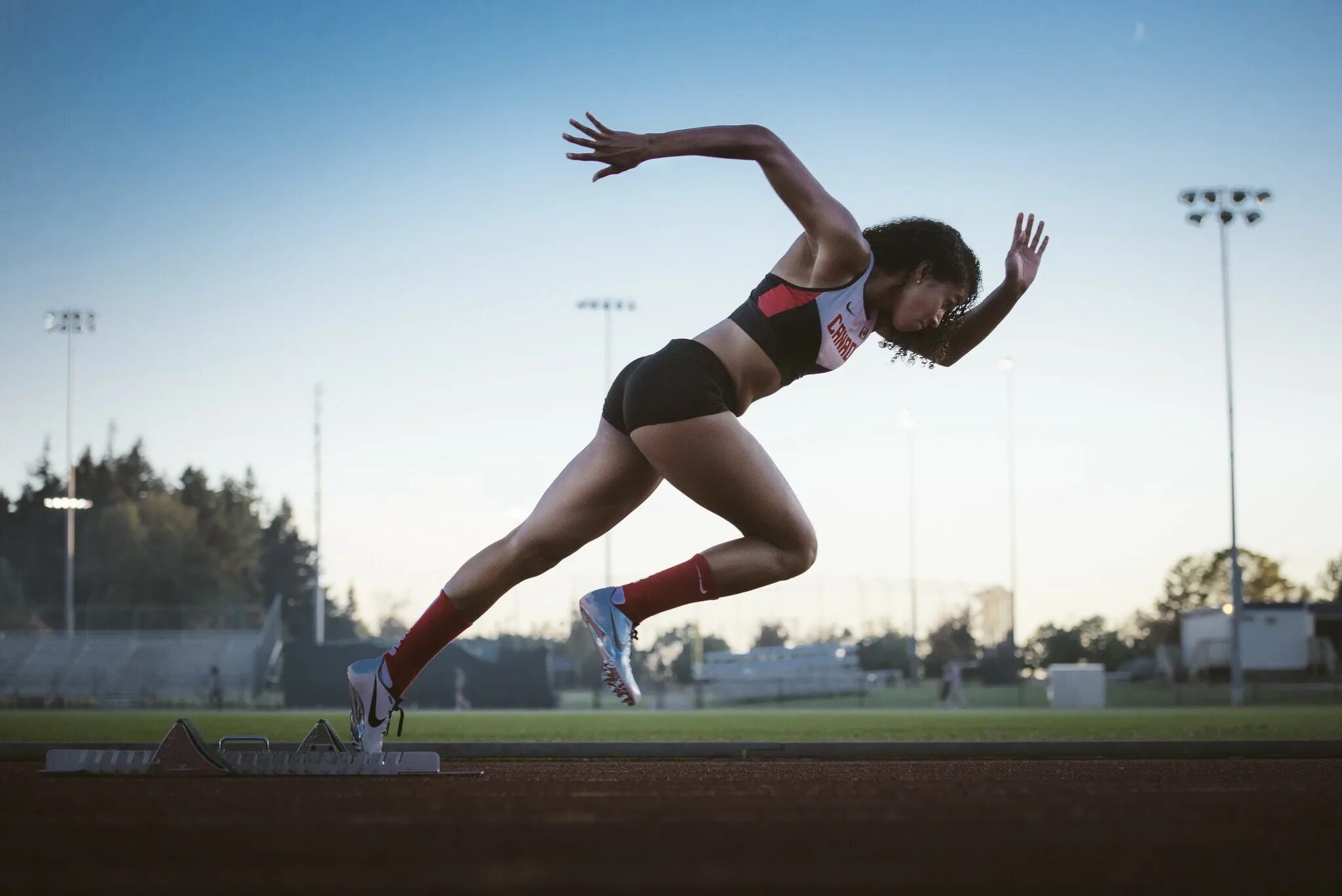 Start in sport. Спринтерский бег спринт. Спринтерский бег в легкой атлетике. Легкая атлетика спринтерский бег старт. Спортсменка бежит.