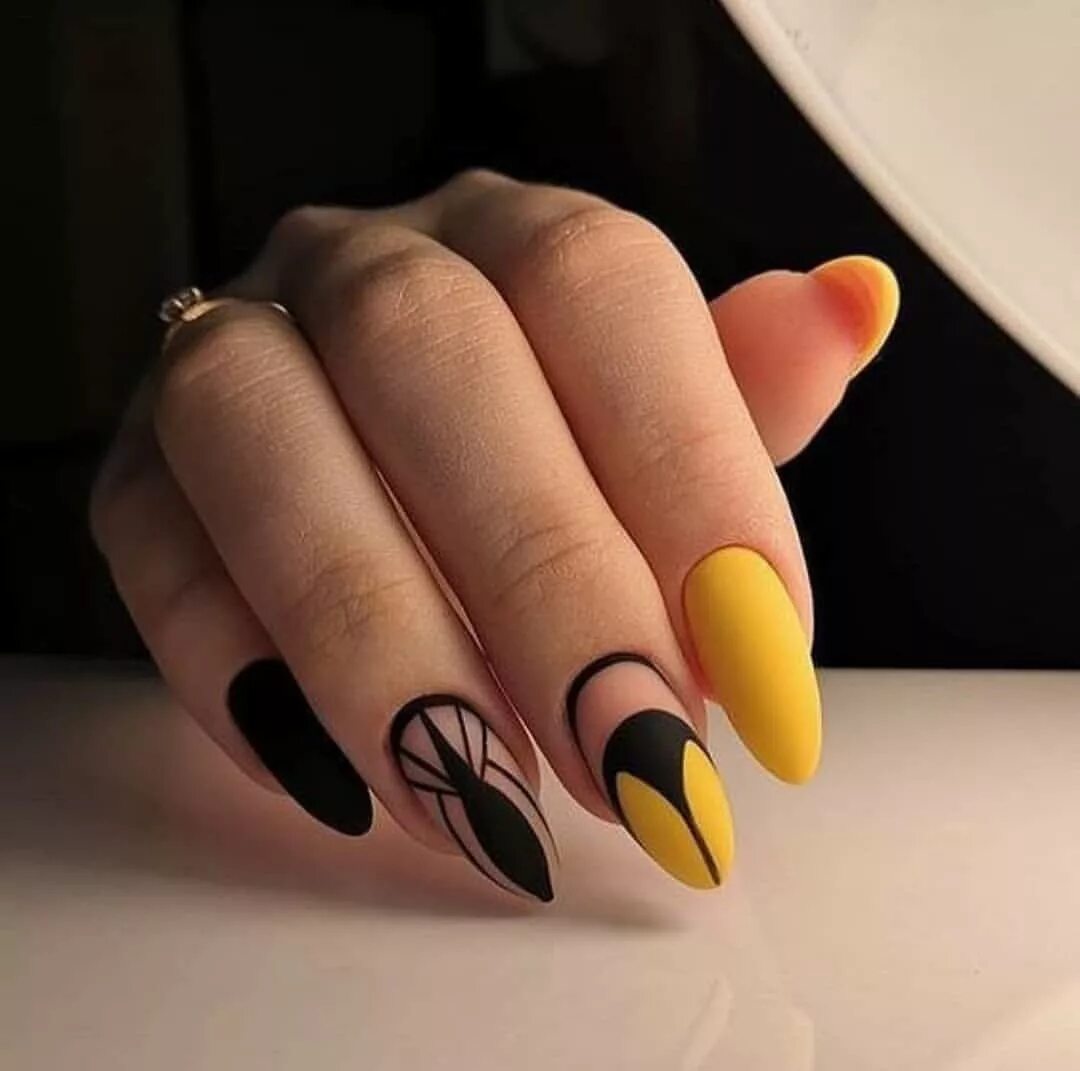 Дизайнерские ногти. Маникюр жёлтый с чёрным. Ногти желтые с черным. Маникюр жёлтый с чёрным на длинные ногти. Необычные ногти 2024