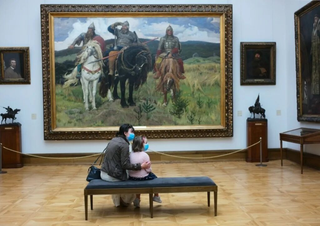 Картина три. Васнецов богатыри Третьяковская галерея. Картина богатыри в Третьяковской галерее. Зал Васнецова в Третьяковской галерее. Васнецов богатыри в галерее.