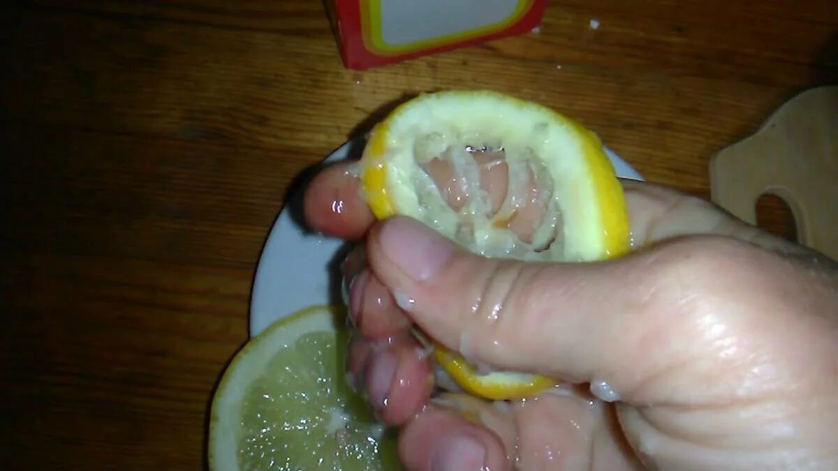 Как отмыть лимон. Отмываем руки лимоном. Отмыть руки от ореховой кожуры. Руки после зеленого грецкого ореха. Странный лимон в руке.