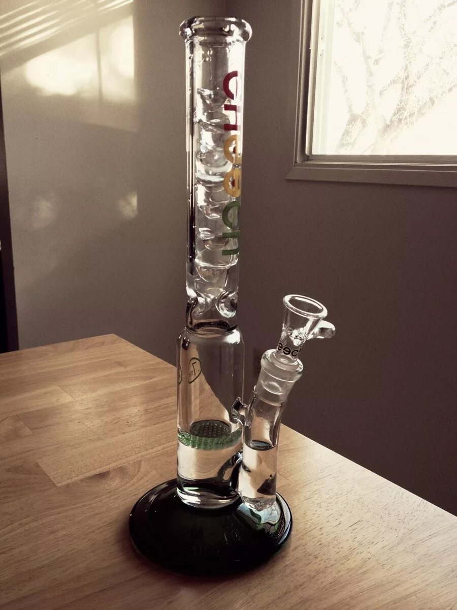 Акриловый vs стеклянный бонг. Тату эскизы бонг. Jaxon бонга видео. Бонги обои. Beaker бонг.